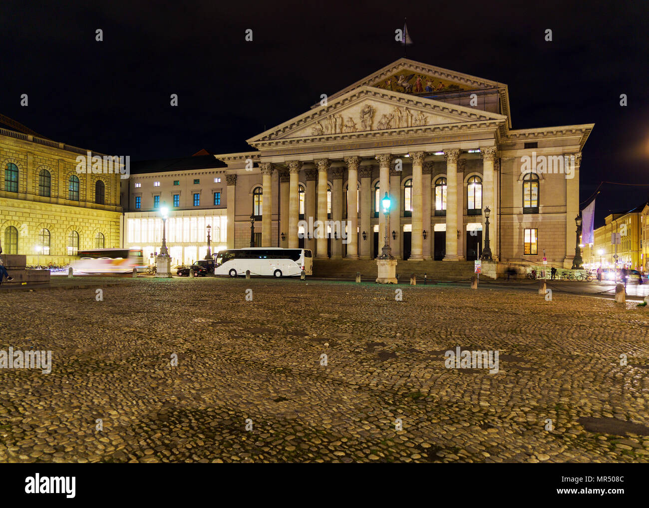Le Théâtre National le Max-Joseph-Platz la nuit, Munich, Allemagne Banque D'Images