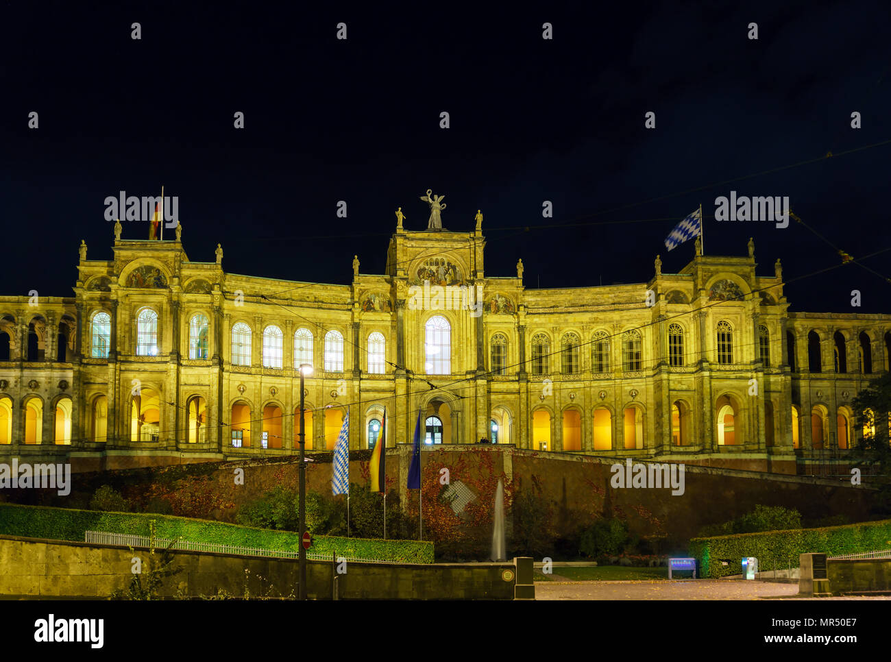 Le Maximilianeum palace (1874), siège du Landtag de Bavière la nuit, Munich, Allemagne Banque D'Images