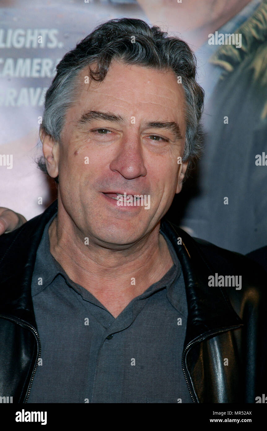 Robert DeNiro arrivant à la première de Showtime au Chinese Theatre de Los Angeles. Le 11 mars 2002. DeNiroRobert01 Red Carpet Event, Vertical, USA, Cinéma, Célébrités, photographie, Bestof, Arts, Culture et divertissement, Célébrités Topix fashion / Vertical, Best of, événement dans la vie d'Hollywood, Californie - Tapis rouge et en backstage, USA, Cinéma, Célébrités, cinéma, télévision, Célébrités célébrités musique, photographie, Arts et culture, Bestof, divertissement, Topix headshot, vertical, une personne, à partir de l'an 2002, enquête tsuni@Gamma-USA.com Banque D'Images