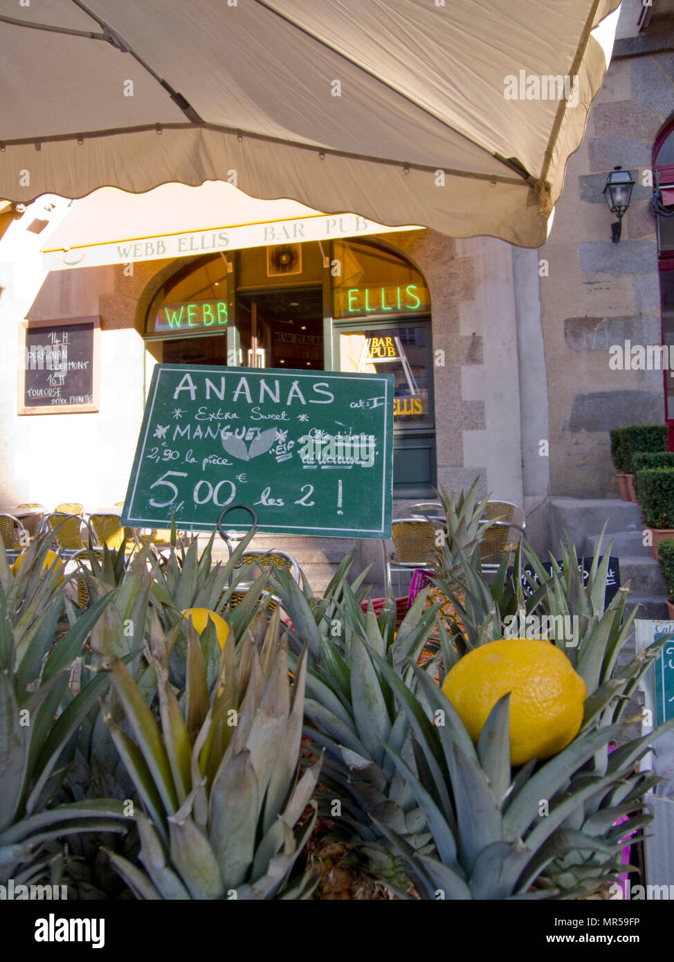 Rennes, France. Marché du samedi matin, "l'ananas et citrons', à l'affiche en Bretagne. Situé à. Marché des Lices place de l'hôtel de ville. Vieux quartier de Rennes, Bretagne. Samedi 26/09/2009 © Peter SPURRIER Banque D'Images