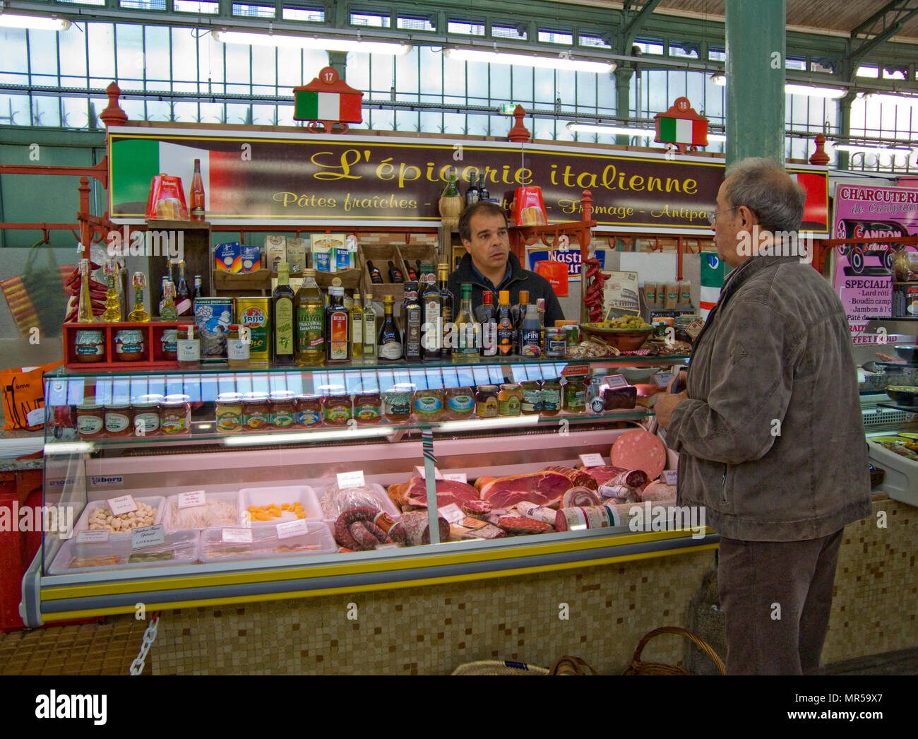 Rennes, France, 'Produits frais sur l'affichage, dans la zone couverte, la vente de viandes, gibiers, volailles, oeufs fromage et de la viande séchée, Pate, condiments, de m Banque D'Images