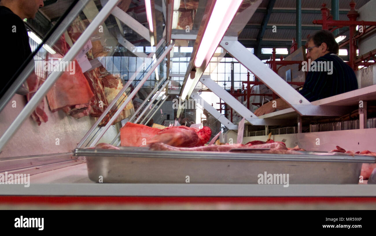 Rennes, France, 'Produits frais sur l'affichage, dans la zone couverte, la vente de viande, volaille, gibier, et de la viande dans les bacs métalliques, à la vente, d'étals de marché, un Banque D'Images