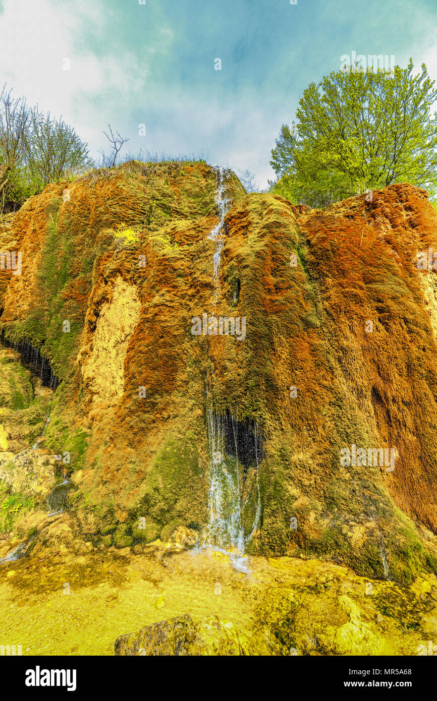 Monument naturel cascade Dreimühlen En Eifel allemand couvert de mousses en zone boisée de tomber dans la rivière Banque D'Images