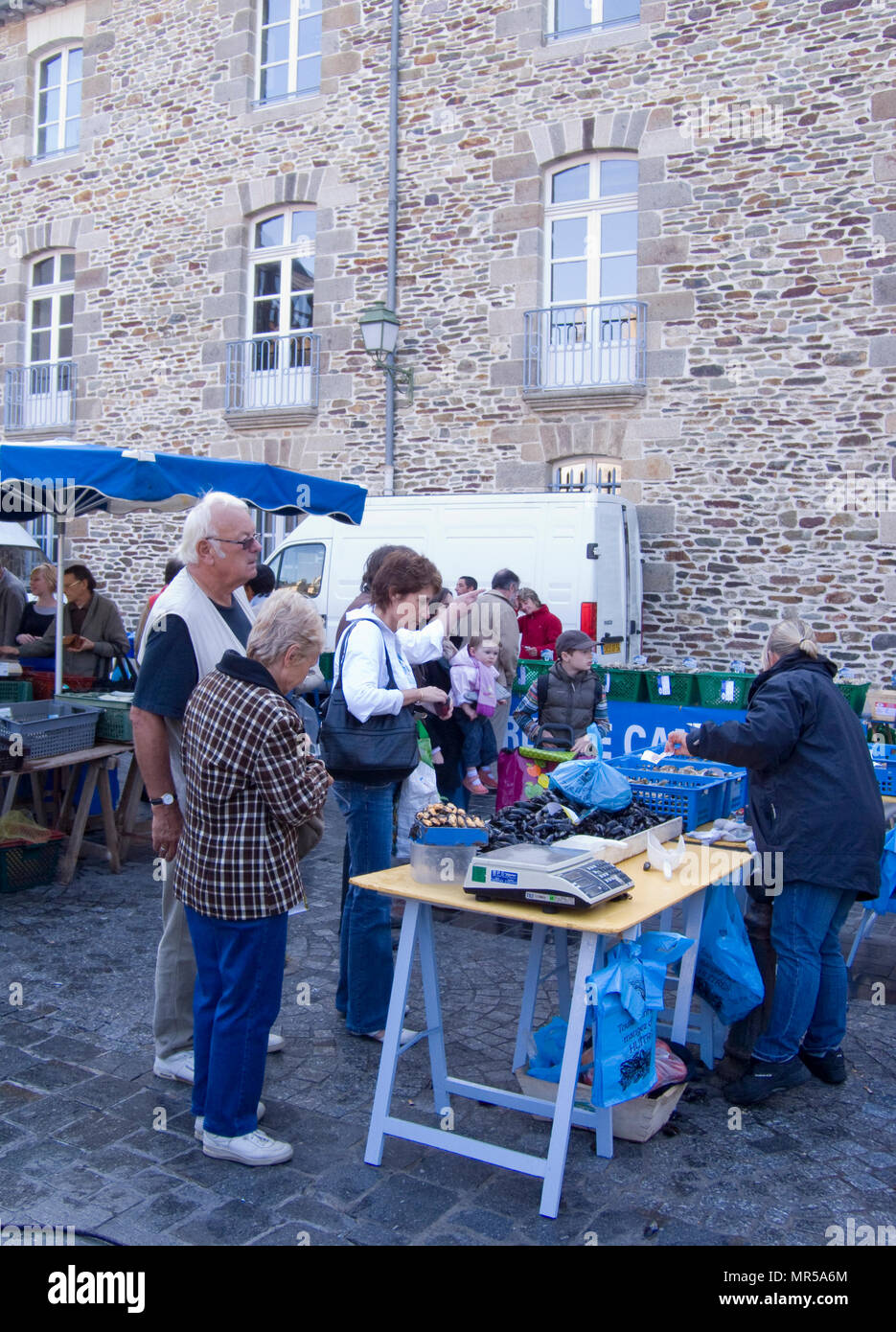Rennes, France, "des huîtres, palourdes, bulots et disposés sur le stand sur l'affichage, au marché du samedi matin, Bretagne. location Marché des Lices, Halles Centrales. Vieille ville le samedi 26/09/2009 © Peter SPURRIER Banque D'Images
