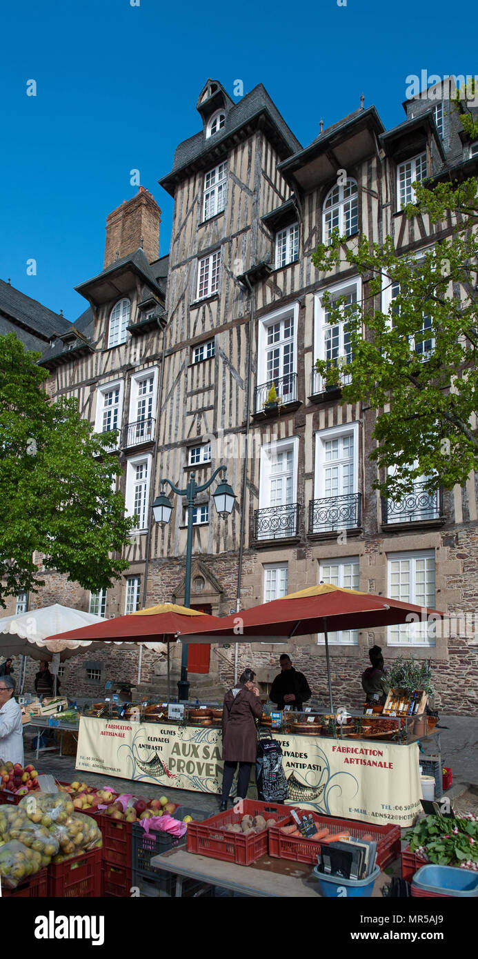Rennes, France. Vue générale GV. Hebdomadaire Rennes marché régional. Bretagne, 'Gâteau et tarte ta tan, patisserie, sur l'affichage', vendu à partir de la cale dans l'ouverture et le marché couvert Samedi 26/04/2014 © Peter SPURRIER Banque D'Images