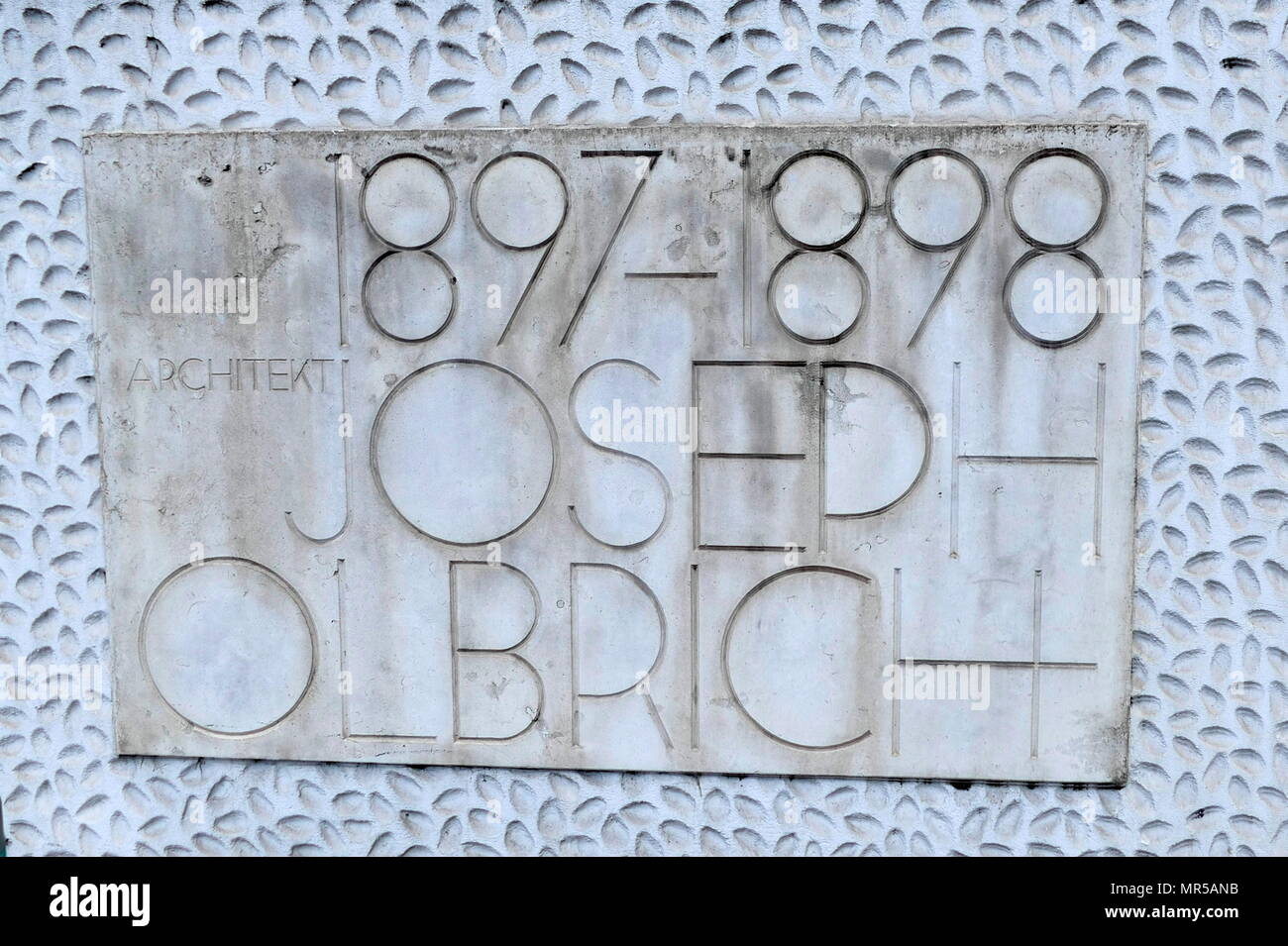 Photo d'une pierre commémorative pour l'architecte à l'extérieur de l'immeuble de la Sécession à Vienne, Autriche, construit par Joseph Maria Olbrich. Joseph Maria Olbrich (1867-1908) L'architecte autrichien et co-fondateur de la Sécession viennoise. En date du 21e siècle Banque D'Images