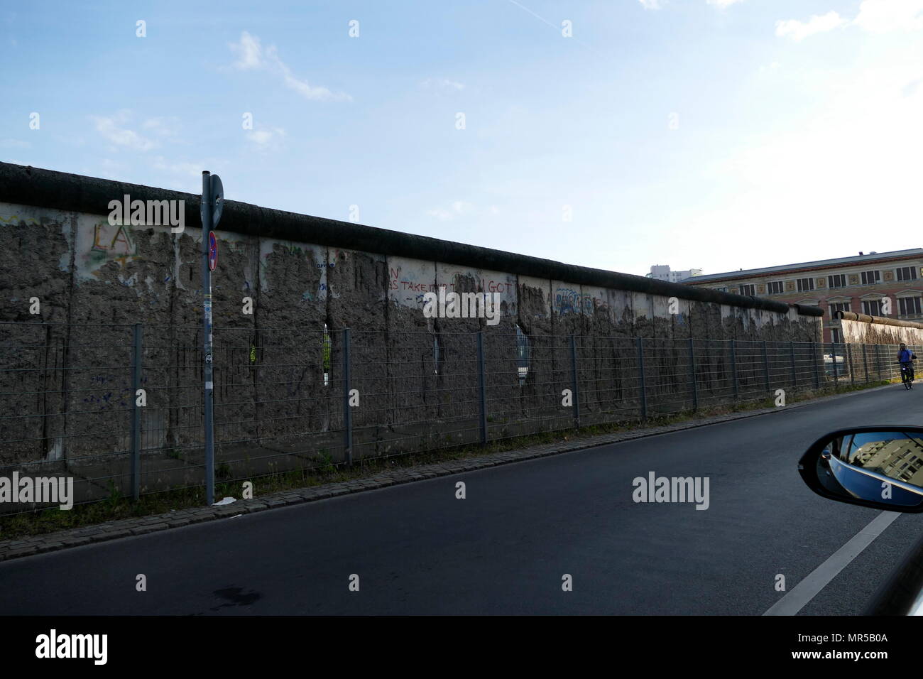 Photographie montrant certains des graffitis sur le mur de Berlin (Berliner Mauer). Le mur de Berlin qui a été une barrière de béton qui divisait Berlin de 1961 à 1989. Construit par la République démocratique allemande (RDA, Allemagne de l'Est) le mur complètement coupés de Berlin Ouest entourant l'Allemagne de l'Est et de l'Est jusqu'à ce que les fonctionnaires du gouvernement de Berlin a ouvert en novembre 1989. Sa démolition a commencé officiellement le 13 juin 1990 et a été achevé en 1992. En date du 21e siècle Banque D'Images