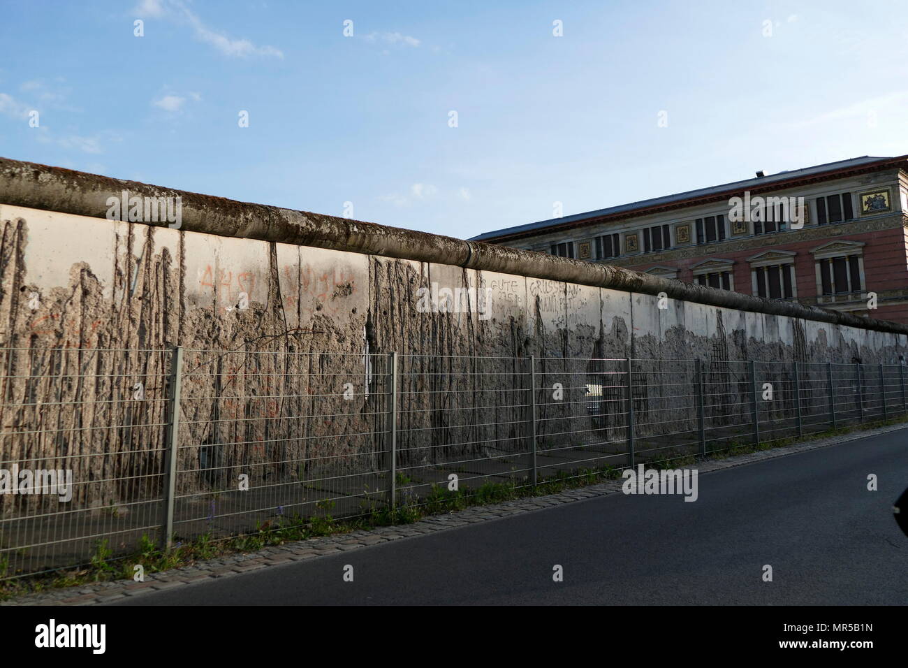 Photographie montrant certains des graffitis sur le mur de Berlin (Berliner Mauer). Le mur de Berlin qui a été une barrière de béton qui divisait Berlin de 1961 à 1989. Construit par la République démocratique allemande (RDA, Allemagne de l'Est) le mur complètement coupés de Berlin Ouest entourant l'Allemagne de l'Est et de l'Est jusqu'à ce que les fonctionnaires du gouvernement de Berlin a ouvert en novembre 1989. Sa démolition a commencé officiellement le 13 juin 1990 et a été achevé en 1992. En date du 21e siècle Banque D'Images