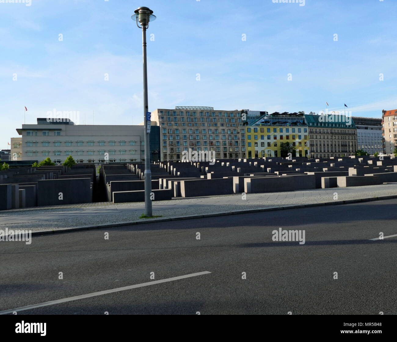 Photographie du Mémorial aux Juifs assassinés d'Europe (Holocaust Memorial), à Berlin. Dédié à des victimes juives de l'Holocauste, conçu par l'architecte Peter Eisenman et ingénieur Buro Happold. Il se compose de dalles en béton ou 'stelae', disposés dans une grille sur un terrain en pente. En date du 21e siècle Banque D'Images