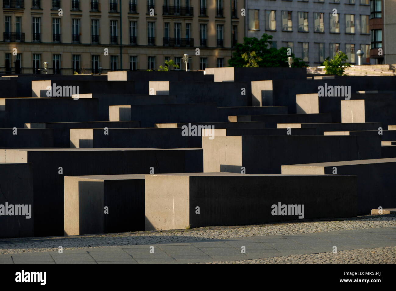 Photographie du Mémorial aux Juifs assassinés d'Europe (Holocaust Memorial), à Berlin. Dédié à des victimes juives de l'Holocauste, conçu par l'architecte Peter Eisenman et ingénieur Buro Happold. Il se compose de dalles en béton ou 'stelae', disposés dans une grille sur un terrain en pente. En date du 21e siècle Banque D'Images