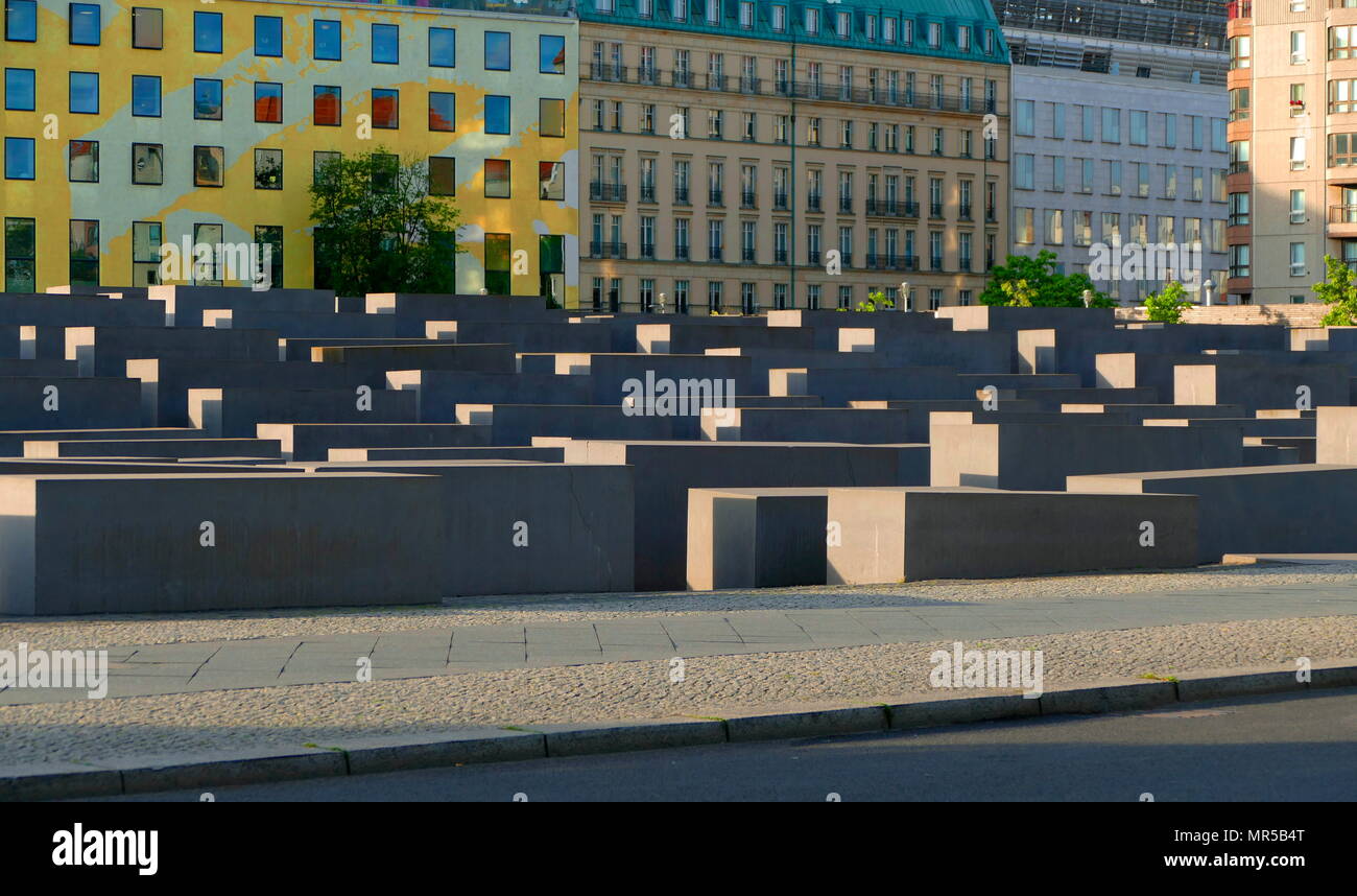 Photographie du Mémorial aux Juifs assassinés d'Europe (Holocaust Memorial), à Berlin. Dédié à des victimes juives de l'Holocauste, conçu par l'architecte Peter Eisenman et ingénieur Buro Happold. Il se compose de dalles en béton ou 'stelae', disposés dans une grille sur un terrain en pente. En date du 21e siècle Banque D'Images