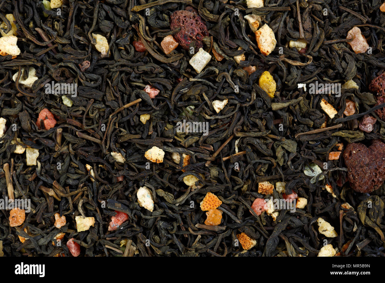 Mélanger le thé vert avec des framboises, écorce d'orange et de fruits confits. Banque D'Images