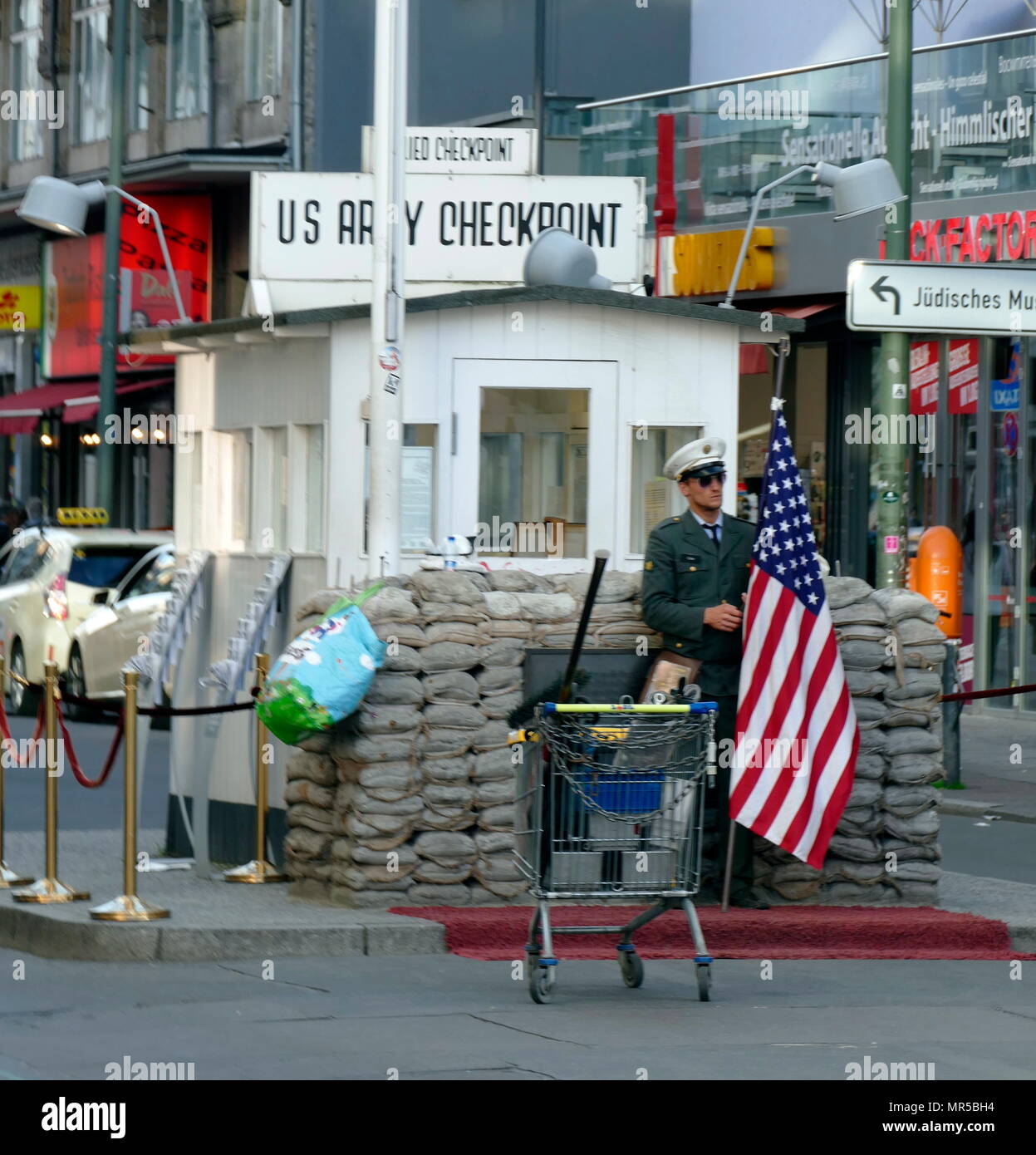 Photographie de Checkpoint Charlie (ou point de contrôle 'C') était le nom donné par les alliés occidentaux de la plus connue au point de passage du mur de Berlin entre Berlin Est et Berlin Ouest pendant la guerre froide (1947-1991). Banque D'Images