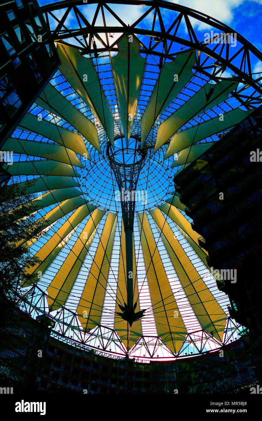 Le Sony Center est un complexe situé à la Potsdamer Platz à Berlin, Allemagne. Il a ouvert ses portes en 2000 et abrite le siège allemand. Le centre a été conçu par Helmut Jahn et Peter Walker. Banque D'Images