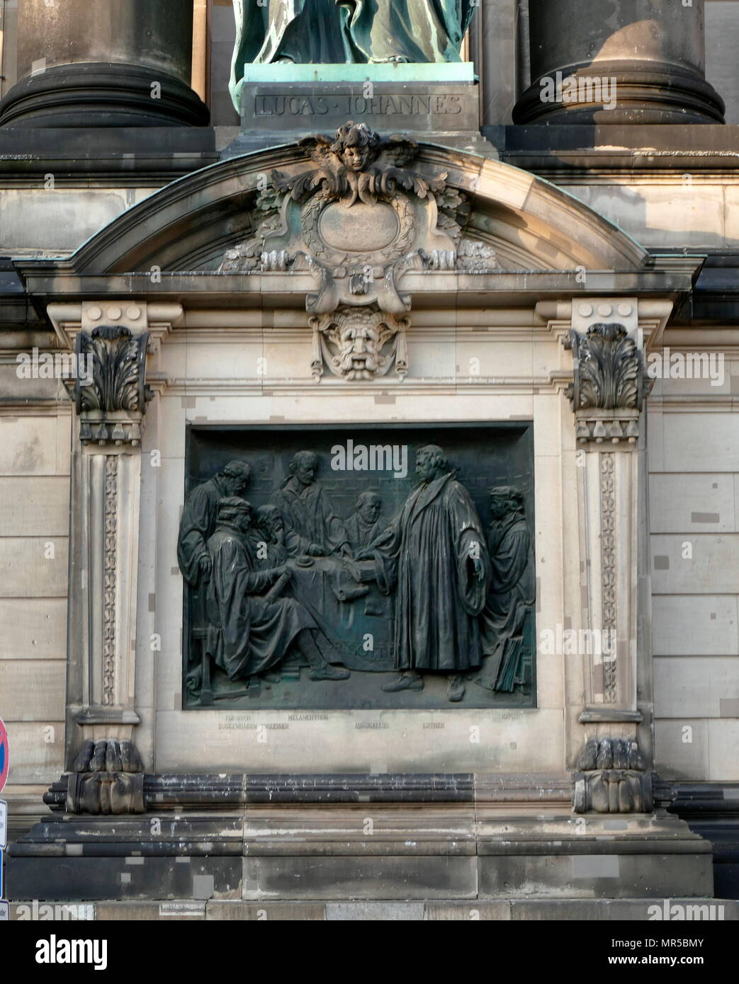 Relief sur l'extérieur de la Berliner Dom (Cathédrale de Berlin) représentant Martin Luther avec d'autres dirigeants de la réforme y compris. Melancthon 2017 Banque D'Images