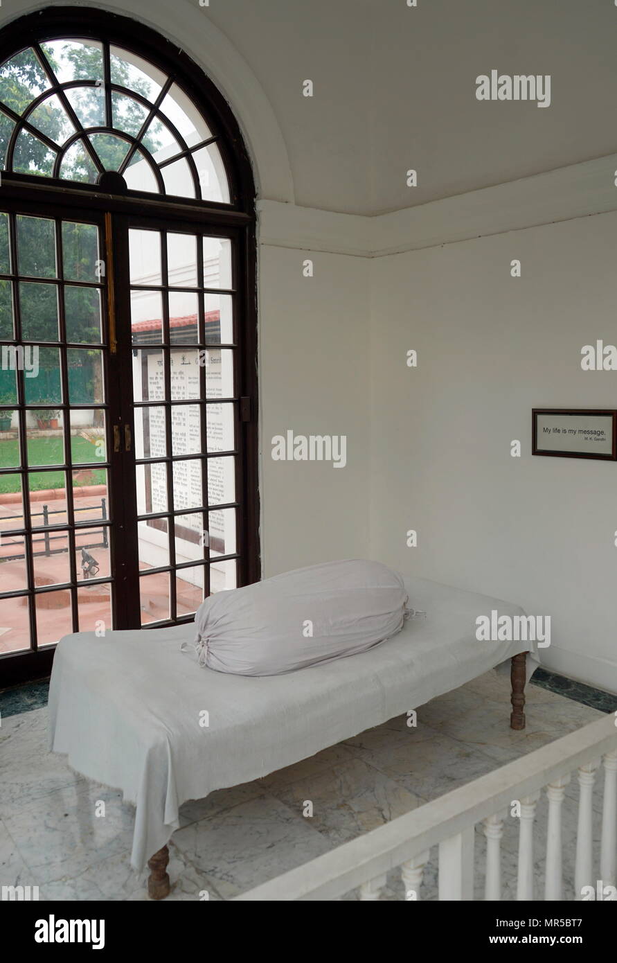 Photographie de la dernière maison Mahatma Gandhi à New Delhi en Inde. À 5:17 pm le 30 janvier 1948, Gandhi était avec ses petites-nièces dans le jardin de l'ancienne maison Birla (maintenant Gandhi Smriti), sur sa façon de s'attaquer à une réunion de prière, quand Nathuram Godse a tiré trois balles d'un pistolet Beretta 9 mm dans la poitrine à bout portant. Banque D'Images