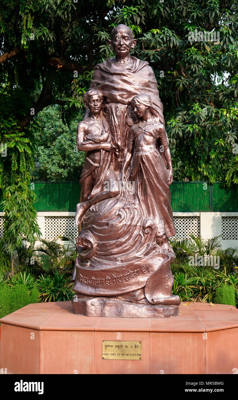 Photographie de les jardins de la dernière maison Mahatma Gandhi à New Delhi en Inde. À 5:17 pm le 30 janvier 1948, Gandhi était avec ses petites-nièces dans le jardin de l'ancienne maison Birla (maintenant Gandhi Smriti), sur sa façon de s'attaquer à une réunion de prière, quand Nathuram Godse a tiré trois balles d'un pistolet Beretta 9 mm dans la poitrine à bout portant. Banque D'Images