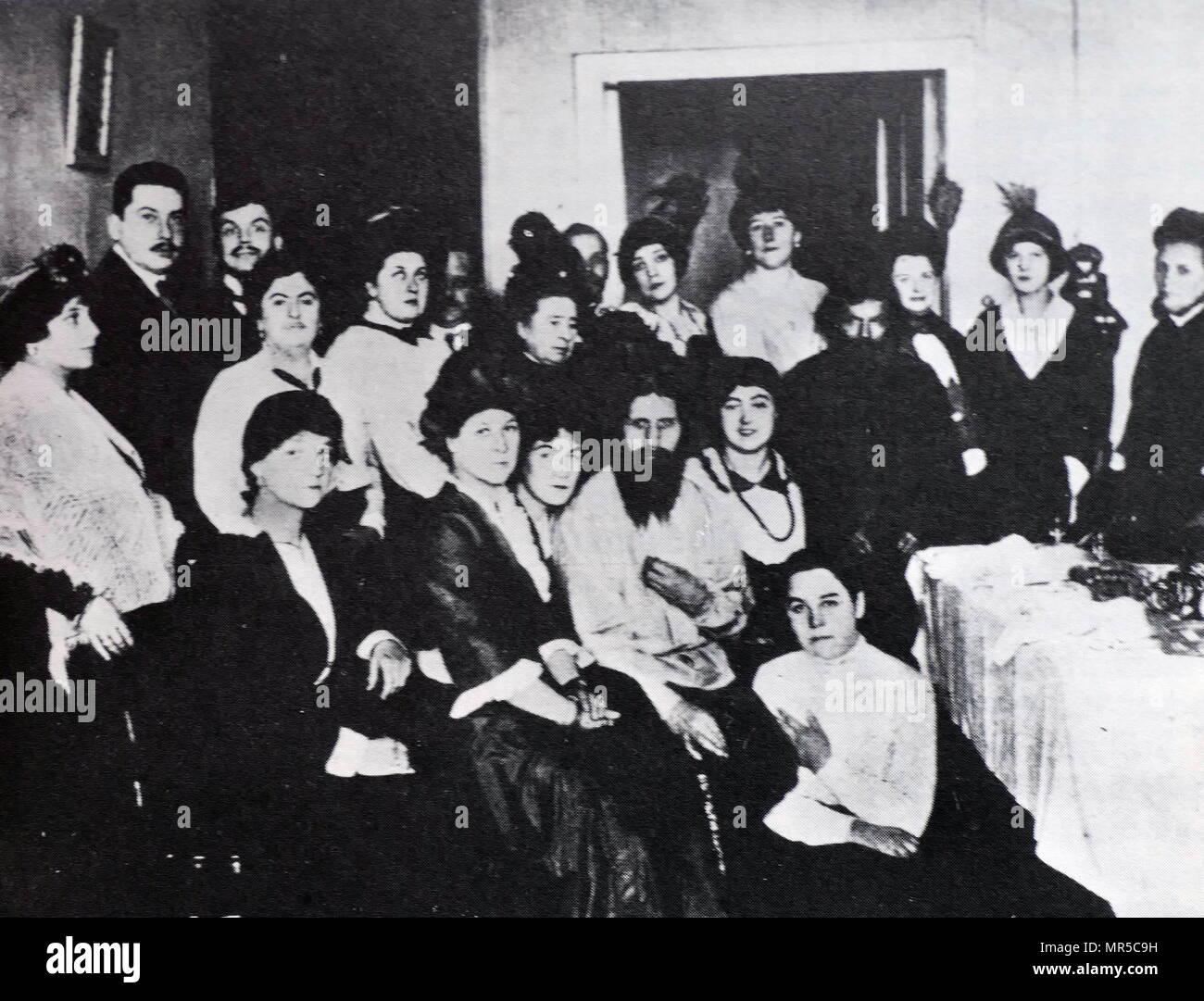 Photographie de Grigori Efimovitch Raspoutine (1869 - 1916), mystique russe et l'auto-proclamé saint homme qui a traité en ami de la famille du tsar Nicolas II et a acquis une influence considérable à la fin de la Russie impériale. En date du 20e siècle Banque D'Images