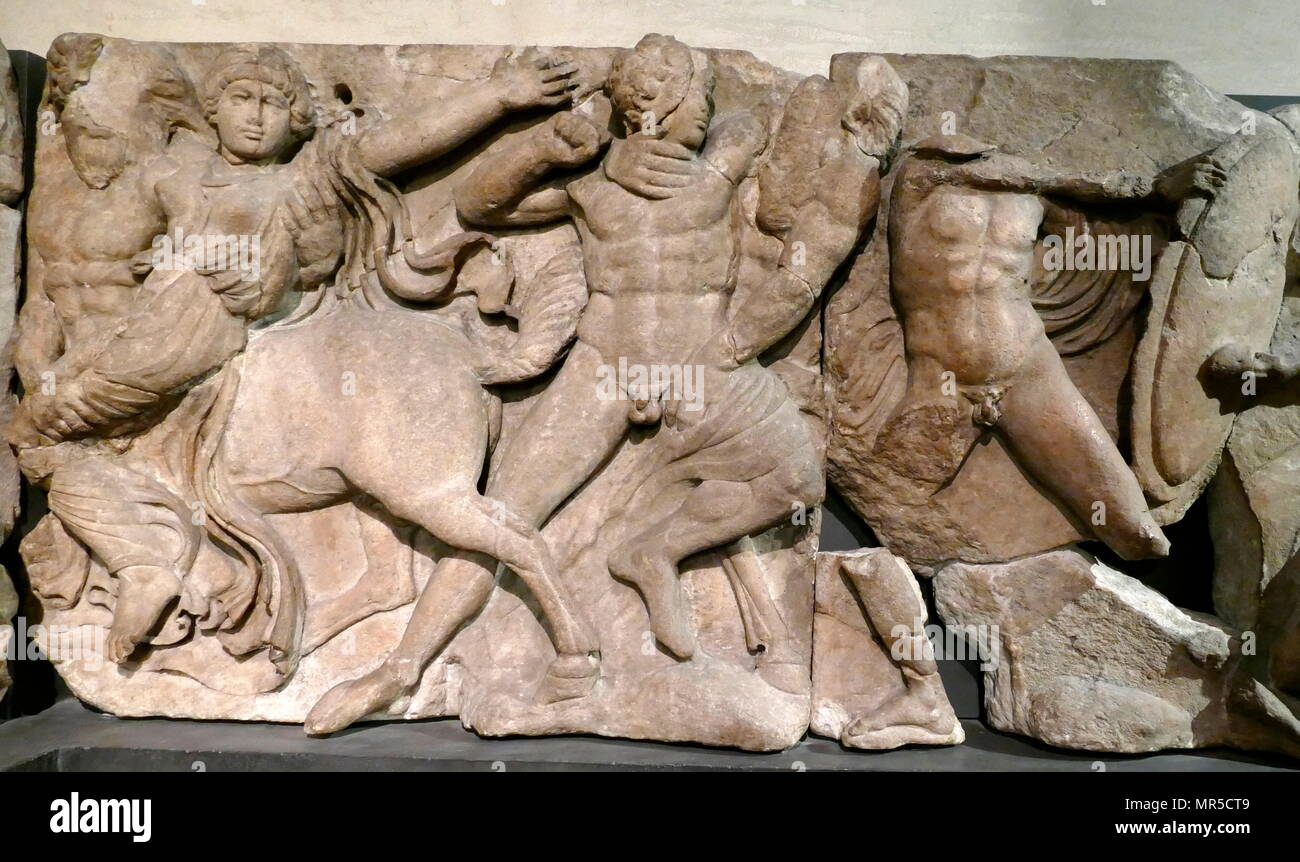 La Frise Bassae comprend une série de sculptures en relief du Temple d'Apollon Epikourios à Bassae, Grèce. Il a été découvert en 1811 par Carl Haller et Charles Cockerell. Du style de la frise il appartient à la grande période classique, probablement autour de 400 avant J.-C. sculpté Banque D'Images