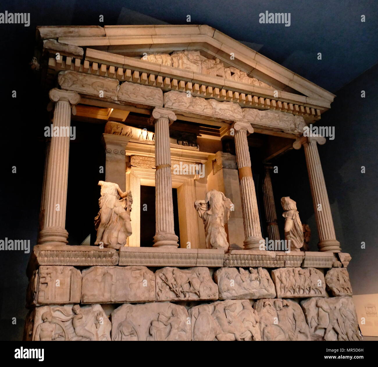 La Néréide Monument est un tombeau sculpté de Xanthus en période classique la Lycie, la Turquie. Elle a pris la forme d'un temple grec sur le dessus d'une base décorée de frises sculptées, et est pensé pour avoir été construite au début du quatrième siècle avant J.-C. comme une tombe pour l'Xanthian Arbinas, qui a régné sur l'ouest de la Lycie dynast Banque D'Images