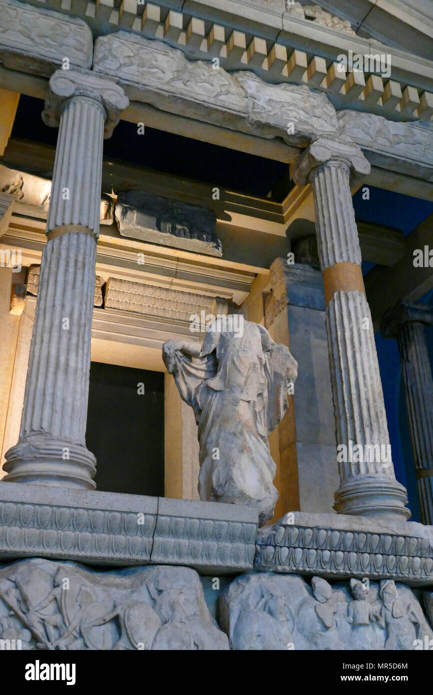 La Néréide Monument est un tombeau sculpté de Xanthus en période classique la Lycie, la Turquie. Elle a pris la forme d'un temple grec sur le dessus d'une base décorée de frises sculptées, et est pensé pour avoir été construite au début du quatrième siècle avant J.-C. comme une tombe pour l'Xanthian Arbinas, qui a régné sur l'ouest de la Lycie dynast Banque D'Images