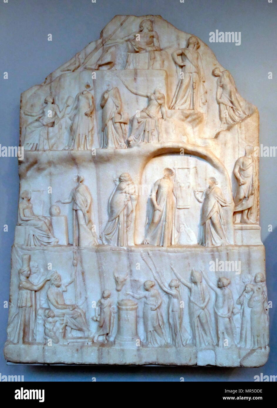 L'apothéose d'Homère, 3ème siècle avant J.-C., en relief, par Archélaüs d Prieneis. L'apothéose était une scène commune dans classique et néo-classique de l'art, montrant le poète Homère élévation à l'état divin. Homer a fait l'objet d'un certain nombre de héros cultes dans l'antiquité classique. Banque D'Images