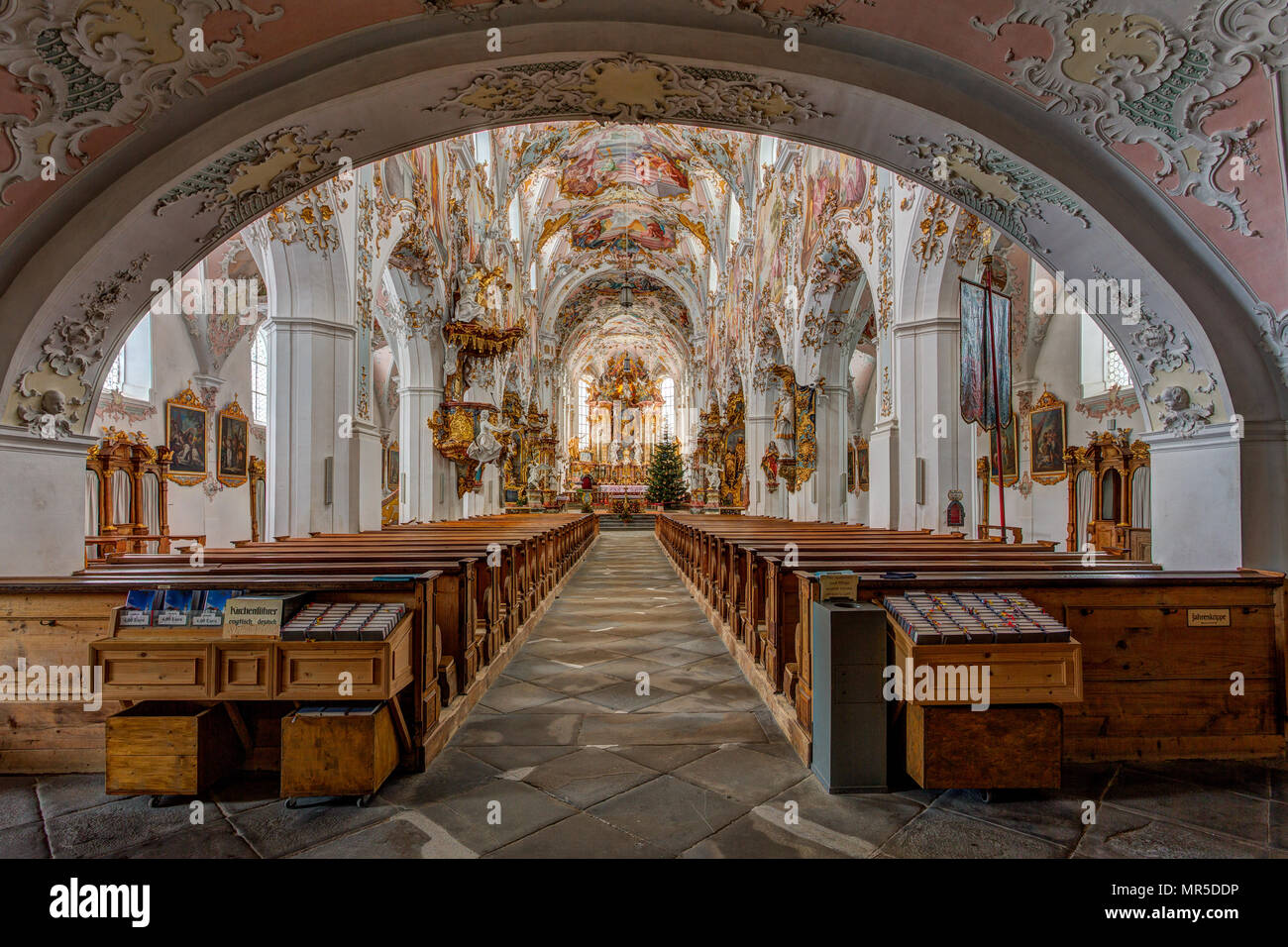 Rottenbuch - Eglise paroissiale de la la naissance de Marie. Rottenbuch - Pfarrkirche Mariä Geburt. Banque D'Images