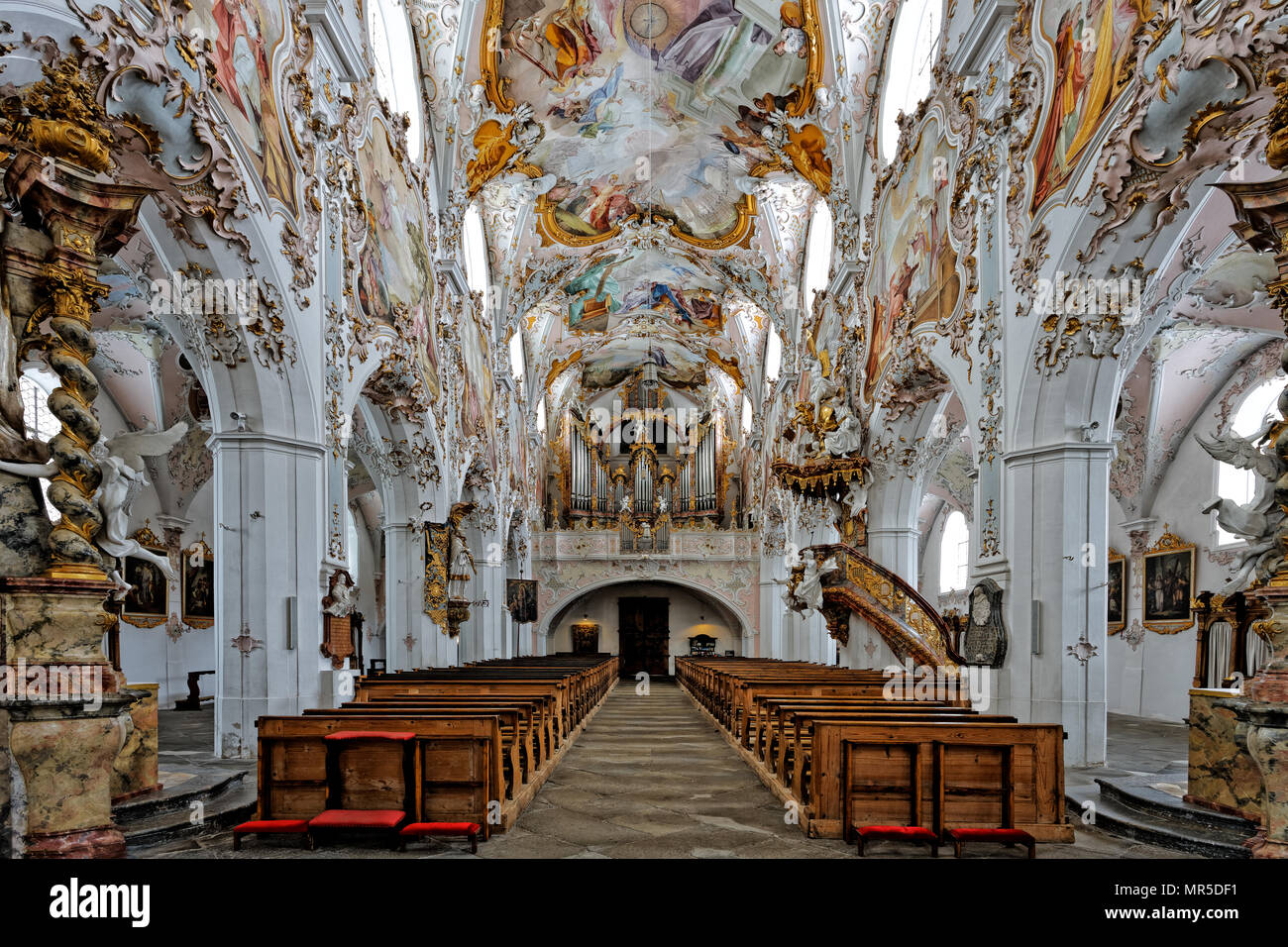 Rottenbuch - Eglise paroissiale de la la naissance de Marie. Rottenbuch - Pfarrkirche Mariä Geburt. Banque D'Images