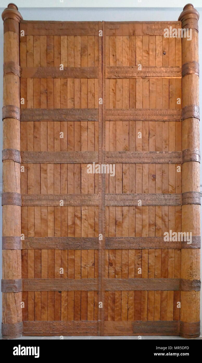 La reconstruction de Balawat Gates qui ornait l'entrée principale de plusieurs bâtiments à Balawat (ancienne Imgur-Enlil), datant du règne d'Assurnazirpal II (r. 883-859 avant J.-C.) et Salmanazar III (r. 859-824 avant J.-C.). Leur utilisation intensive de l'art narratif décrivant les exploits des rois Assyriens a consolidé sa position comme l'un des plus important d'œuvres d'art de l'Neo-Assyrian Empire. Lorsque l'Neo-Assyrian Empire tombé en 614-612 avant J.-C., Balawat a été détruit. Banque D'Images La reconstruction de Balawat Gates qui ornait l'entrée principale de plusieurs bâtiments à Balawat (ancienne Imgur-Enlil), datant du règne d'Assurnazirpal II (r. 883-859 avant J.-C.) et Salmanazar III (r. 859-824 avant J.-C.). Leur utilisation intensive de l'art narratif décrivant les exploits des rois Assyriens a consolidé sa position comme l'un des plus important d'œuvres d'art de l'Neo-Assyrian Empire. Lorsque l'Neo-Assyrian Empire tombé en 614-612 avant J.-C., Balawat a été détruit. Banque D'Images