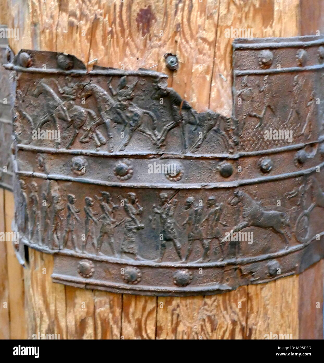 La reconstruction de Balawat Gates qui ornait l'entrée principale de plusieurs bâtiments à Balawat (ancienne Imgur-Enlil), datant du règne d'Assurnazirpal II (r. 883-859 avant J.-C.) et Salmanazar III (r. 859-824 avant J.-C.). Leur utilisation intensive de l'art narratif décrivant les exploits des rois Assyriens a consolidé sa position comme l'un des plus important d'œuvres d'art de l'Neo-Assyrian Empire. Lorsque l'Neo-Assyrian Empire tombé en 614-612 avant J.-C., Balawat a été détruit. Banque D'Images La reconstruction de Balawat Gates qui ornait l'entrée principale de plusieurs bâtiments à Balawat (ancienne Imgur-Enlil), datant du règne d'Assurnazirpal II (r. 883-859 avant J.-C.) et Salmanazar III (r. 859-824 avant J.-C.). Leur utilisation intensive de l'art narratif décrivant les exploits des rois Assyriens a consolidé sa position comme l'un des plus important d'œuvres d'art de l'Neo-Assyrian Empire. Lorsque l'Neo-Assyrian Empire tombé en 614-612 avant J.-C., Balawat a été détruit. Banque D'Images