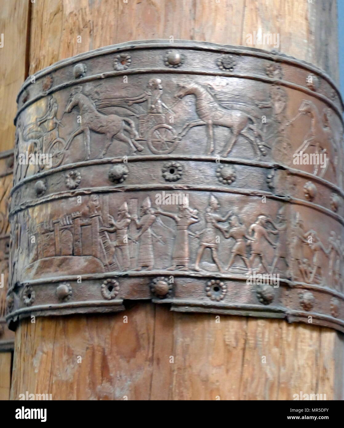 La reconstruction de Balawat Gates qui ornait l'entrée principale de plusieurs bâtiments à Balawat (ancienne Imgur-Enlil), datant du règne d'Assurnazirpal II (r. 883-859 avant J.-C.) et Salmanazar III (r. 859-824 avant J.-C.). Leur utilisation intensive de l'art narratif décrivant les exploits des rois Assyriens a consolidé sa position comme l'un des plus important d'œuvres d'art de l'Neo-Assyrian Empire. Lorsque l'Neo-Assyrian Empire tombé en 614-612 avant J.-C., Balawat a été détruit. Banque D'Images La reconstruction de Balawat Gates qui ornait l'entrée principale de plusieurs bâtiments à Balawat (ancienne Imgur-Enlil), datant du règne d'Assurnazirpal II (r. 883-859 avant J.-C.) et Salmanazar III (r. 859-824 avant J.-C.). Leur utilisation intensive de l'art narratif décrivant les exploits des rois Assyriens a consolidé sa position comme l'un des plus important d'œuvres d'art de l'Neo-Assyrian Empire. Lorsque l'Neo-Assyrian Empire tombé en 614-612 avant J.-C., Balawat a été détruit. Banque D'Images