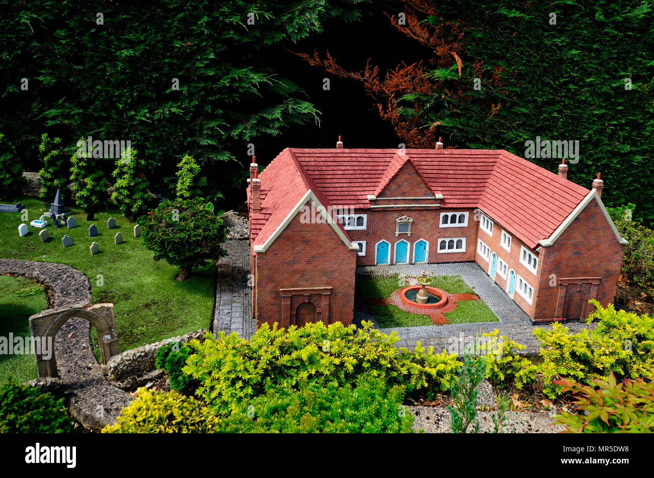 Maisons victoriennes Alms dans le village modèle de Bekonscot, Buckinghamshire, Angleterre, le plus ancien village modèle dans le monde. Un alms-maison est bienfaisance fournies pour permettre aux personnes âgées qui ne peuvent plus travailler pour vivre dans leur communauté. Banque D'Images