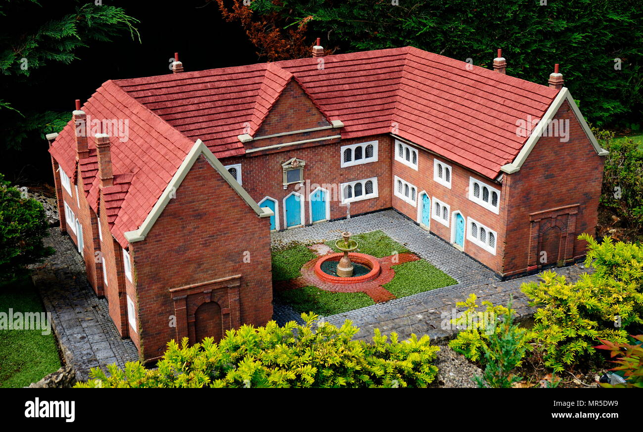 Maisons victoriennes Alms dans le village modèle de Bekonscot, Buckinghamshire, Angleterre, le plus ancien village modèle dans le monde. Un alms-maison est bienfaisance fournies pour permettre aux personnes âgées qui ne peuvent plus travailler pour vivre dans leur communauté. Banque D'Images
