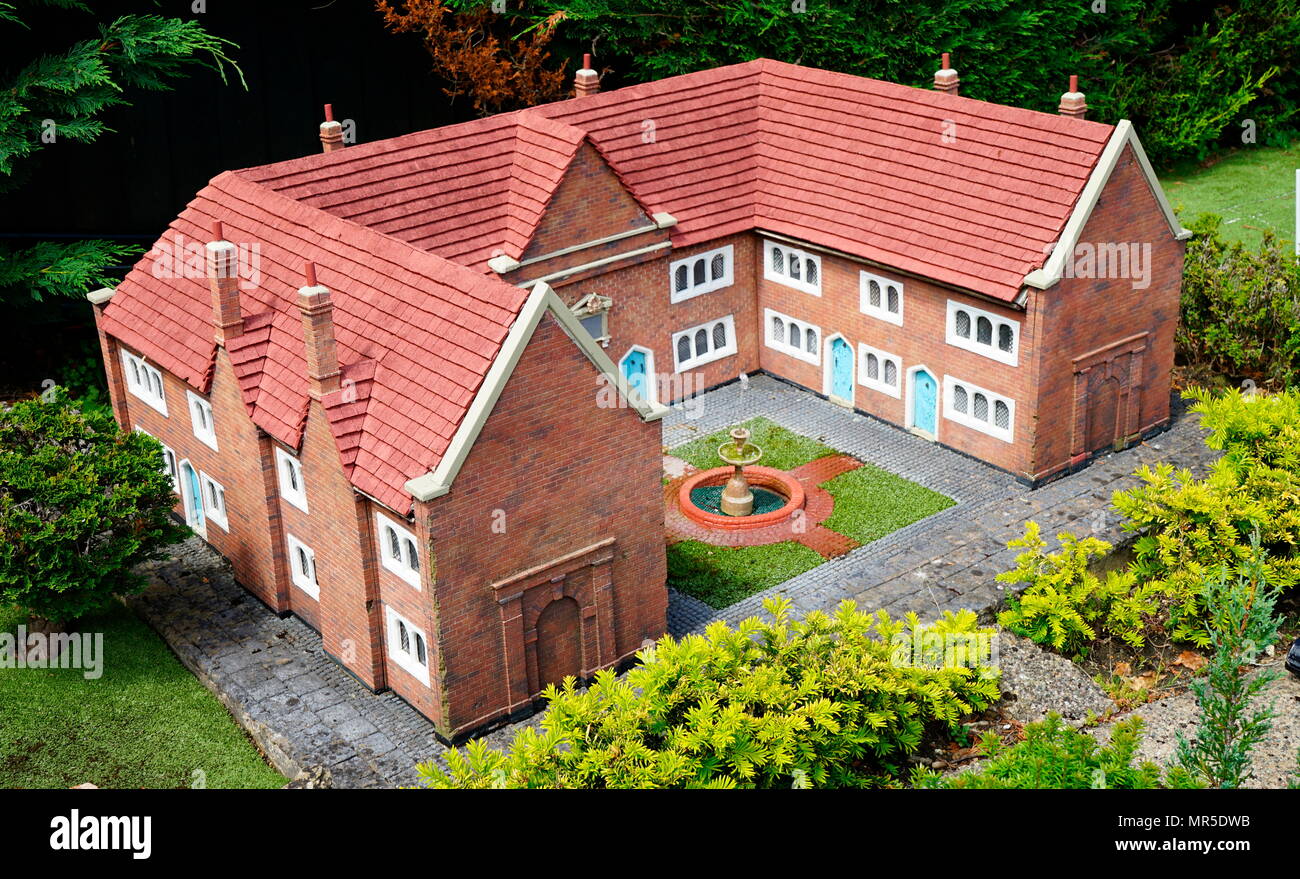 Maisons victoriennes Alms dans le village modèle de Bekonscot, Buckinghamshire, Angleterre, le plus ancien village modèle dans le monde. Un alms-maison est bienfaisance fournies pour permettre aux personnes âgées qui ne peuvent plus travailler pour vivre dans leur communauté. Banque D'Images