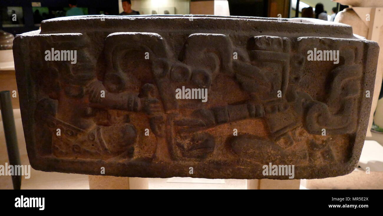 Poitrine de grès oblongs avec soulagement figures sculptées. Huaxtec classique, Veracruz, Mexique, 4ème et 12ème siècle ap. Banque D'Images