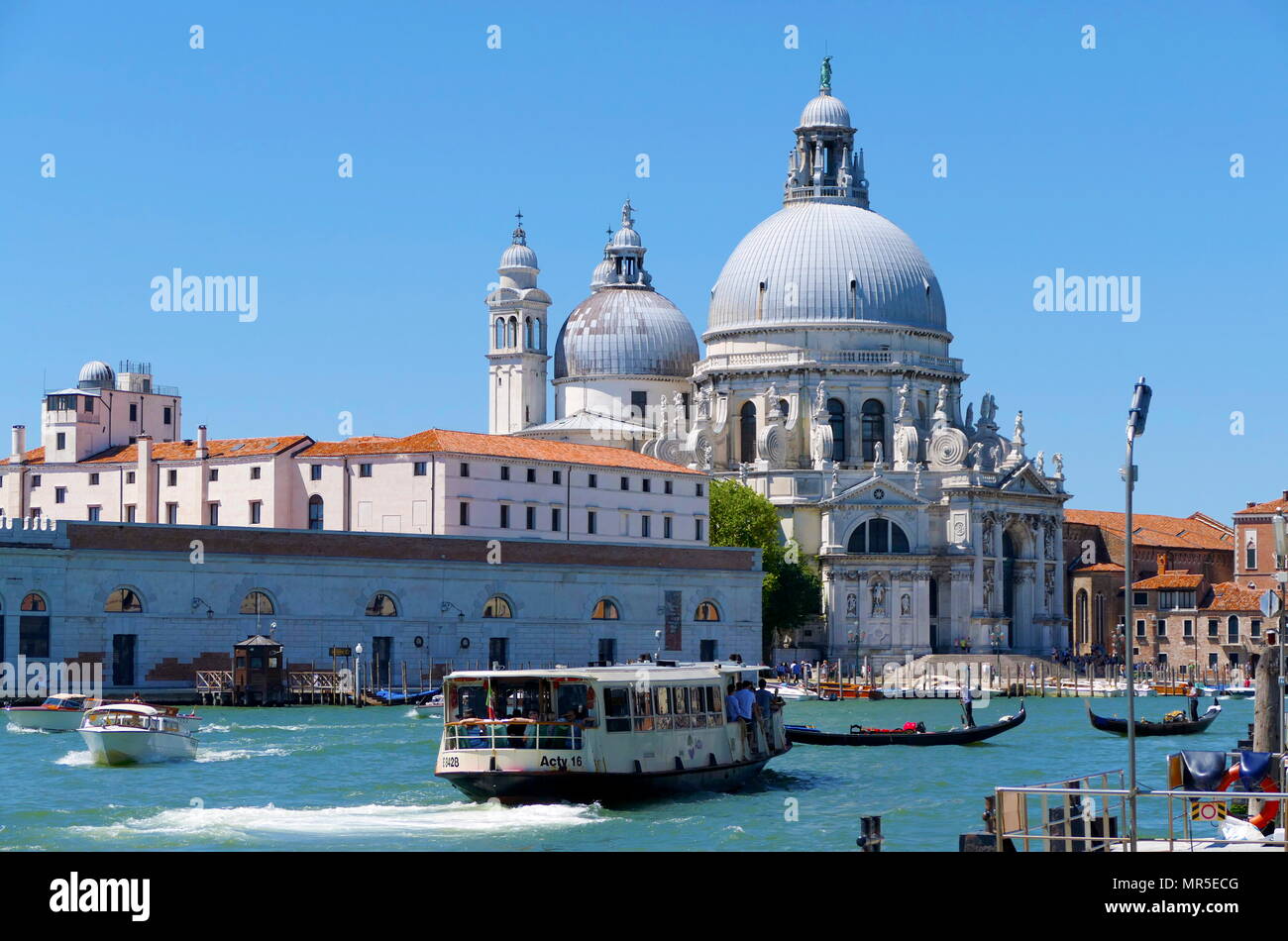 L'architecture Baroque de Santa Maria della Salute, l'église catholique romaine et la basilique à Venise, a été achevée en 1687 Banque D'Images