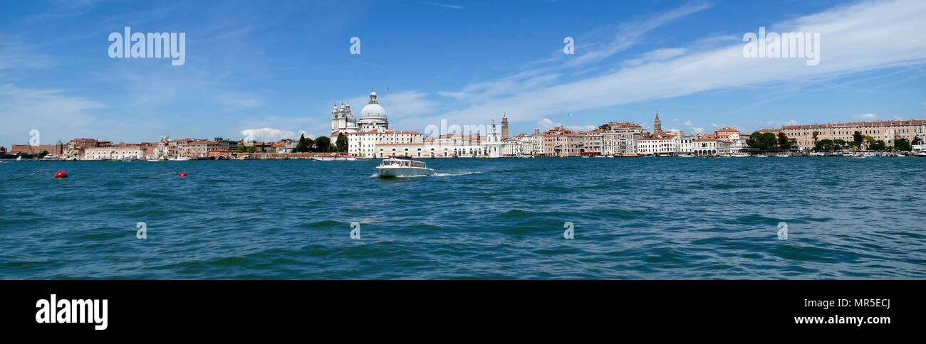 La vieille Venise édifice des douanes et de l'architecture Baroque de Santa Maria della Salute, l'église catholique romaine et la basilique à Venise, a été achevée en 1687 Banque D'Images