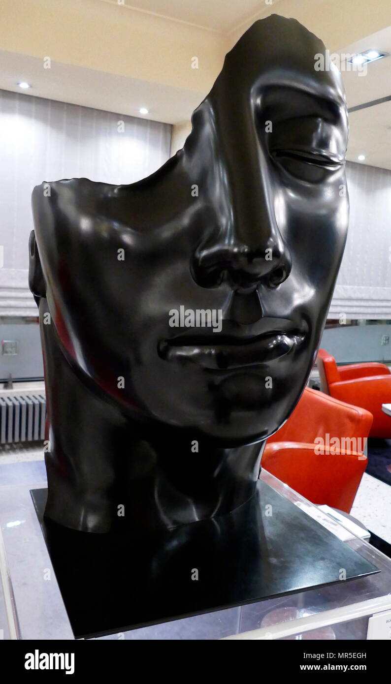 Black Moon" sculpture en bronze de Igor Mitoraj (26 mars 1944 - 6 octobre 2014) ; l'artiste polonais né à Oederan, Allemagne Banque D'Images