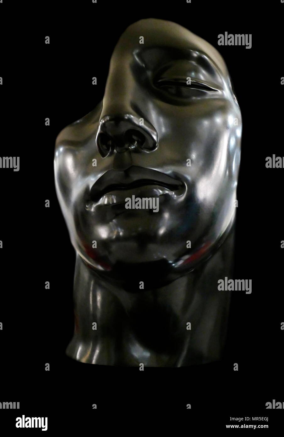 Black Moon" sculpture en bronze de Igor Mitoraj (26 mars 1944 - 6 octobre 2014) ; l'artiste polonais né à Oederan, Allemagne Banque D'Images