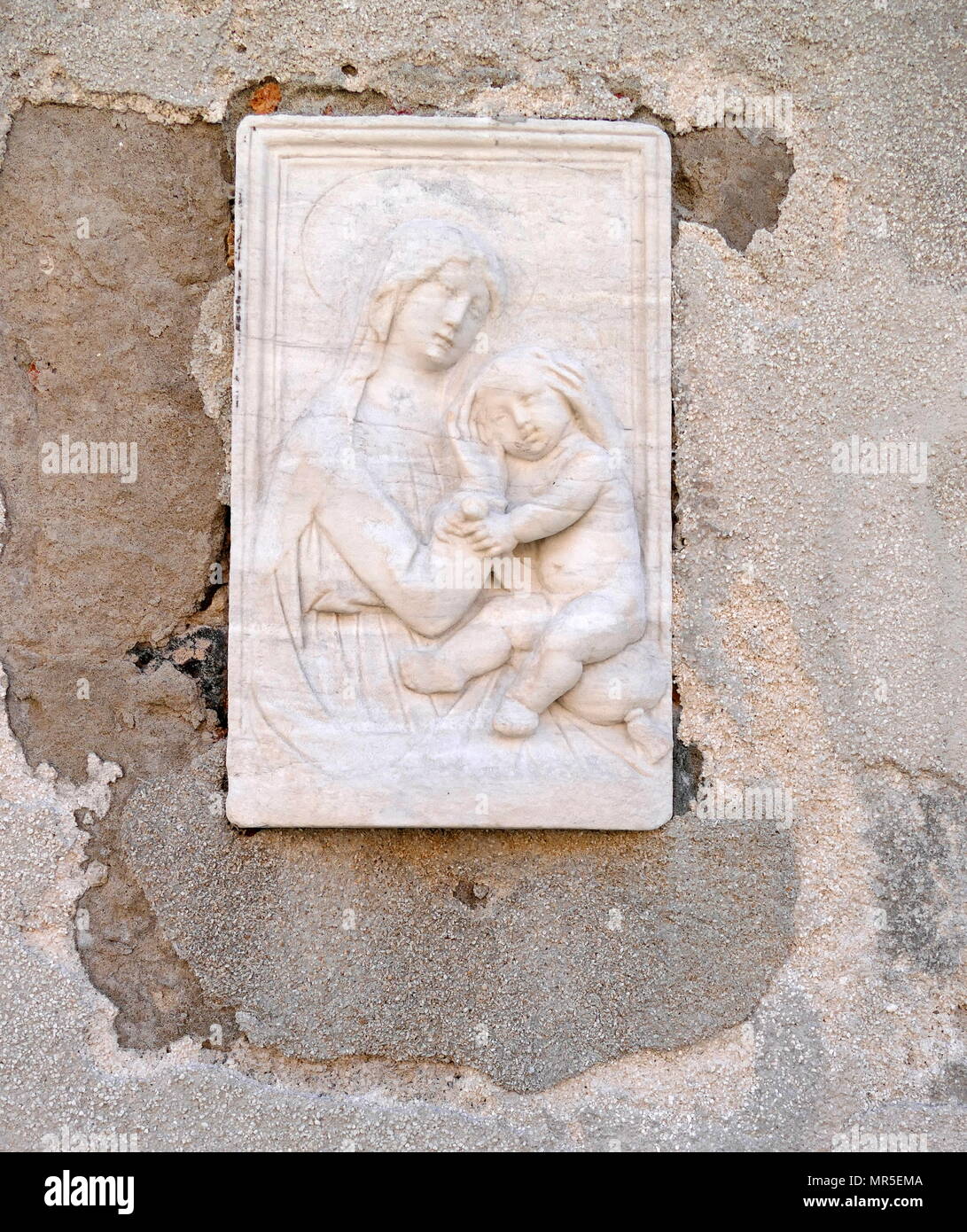 Street de culte représentant la Vierge Marie avec le Christ. Venise, quartier de l'Arsenale, Italie Banque D'Images