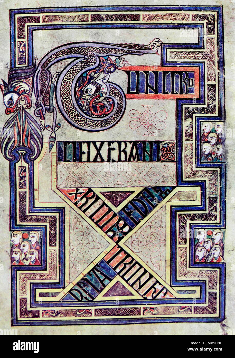 TUNC CRU CIFIXERANT FOL. 124 R. du Livre de Kells. Le Livre de Kells est un manuscrit enluminé livre des évangiles en latin, contenant les quatre Évangiles du Nouveau Testament ainsi que divers textes préliminaires et des tableaux. Il a été créé dans un monastère Colomban en Irlande, c. L'an 800. Banque D'Images