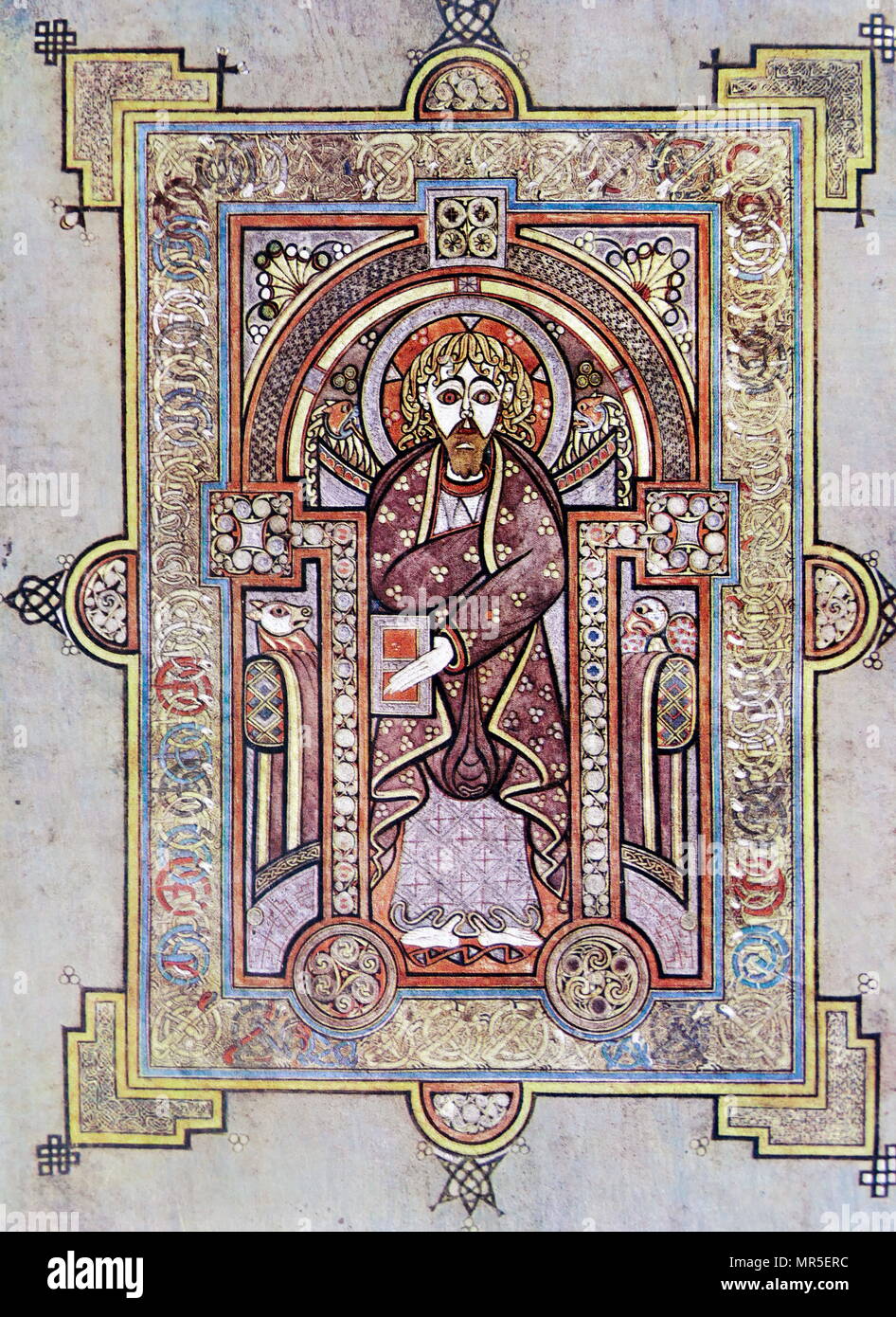 Portrait de saint Matthieu. Fol. 28 V, du Livre de Kells. Le Livre de Kells est un manuscrit enluminé livre des évangiles en latin, contenant les quatre Évangiles du Nouveau Testament ainsi que divers textes préliminaires et des tableaux. Il a été créé dans un monastère Colomban en Irlande, c. L'an 800. Banque D'Images