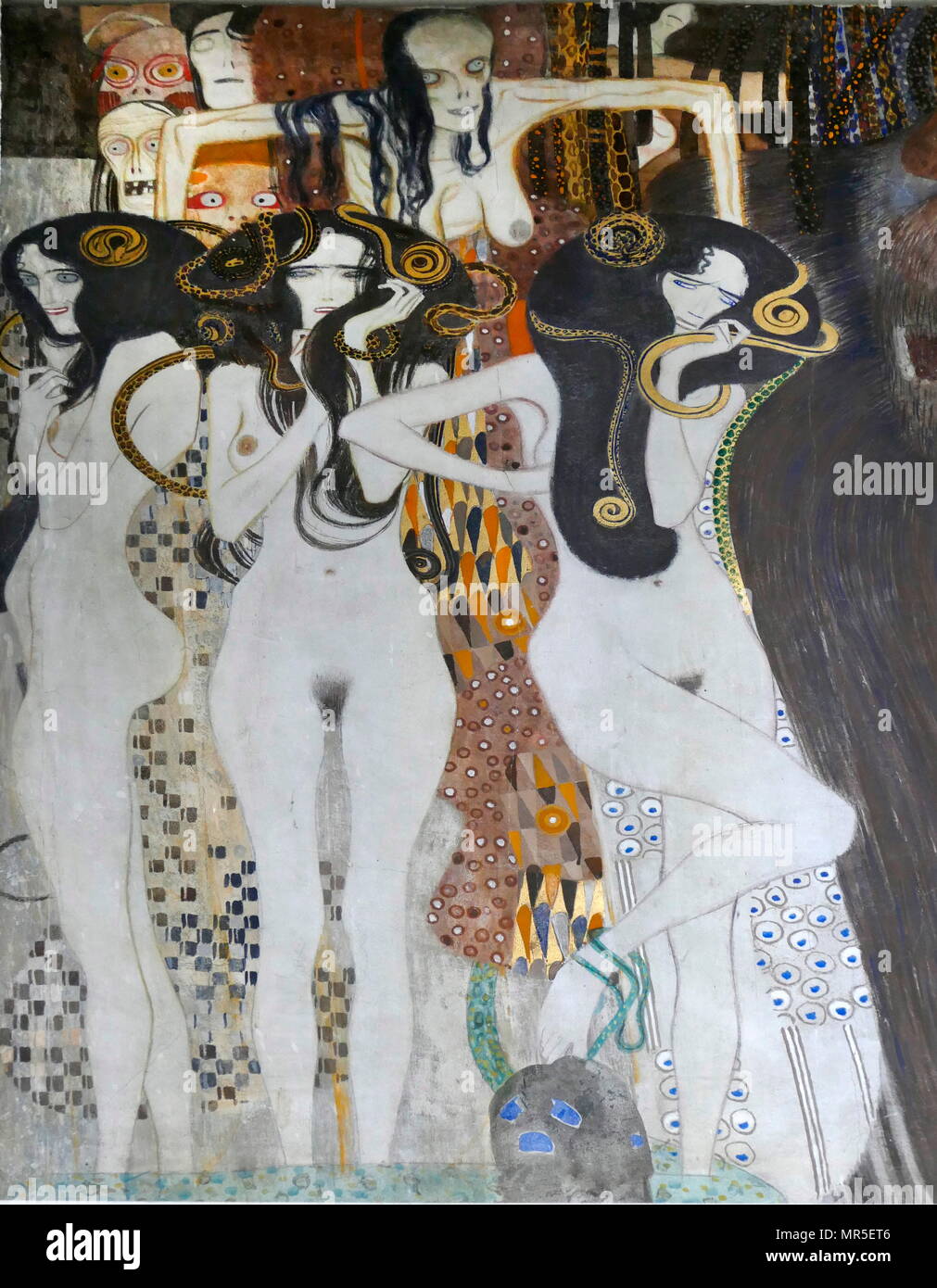 La frise de Beethoven est une peinture de Gustav Klimt en exposition dans le bâtiment de la Sécession, Vienne, Autriche. En 1901, Klimt peint la Frise Beethoven de Vienne pour la 14e exposition sécessionniste dans la célébration du compositeur. Destiné à l'exposition seulement, la frise a été peint directement sur les murs avec des matériaux légers. La frise illustre le désir humain pour le bonheur dans la souffrance et dans un monde tumultueux qui soutient non seulement avec les forces du mal mais aussi avec des faiblesses internes. Banque D'Images