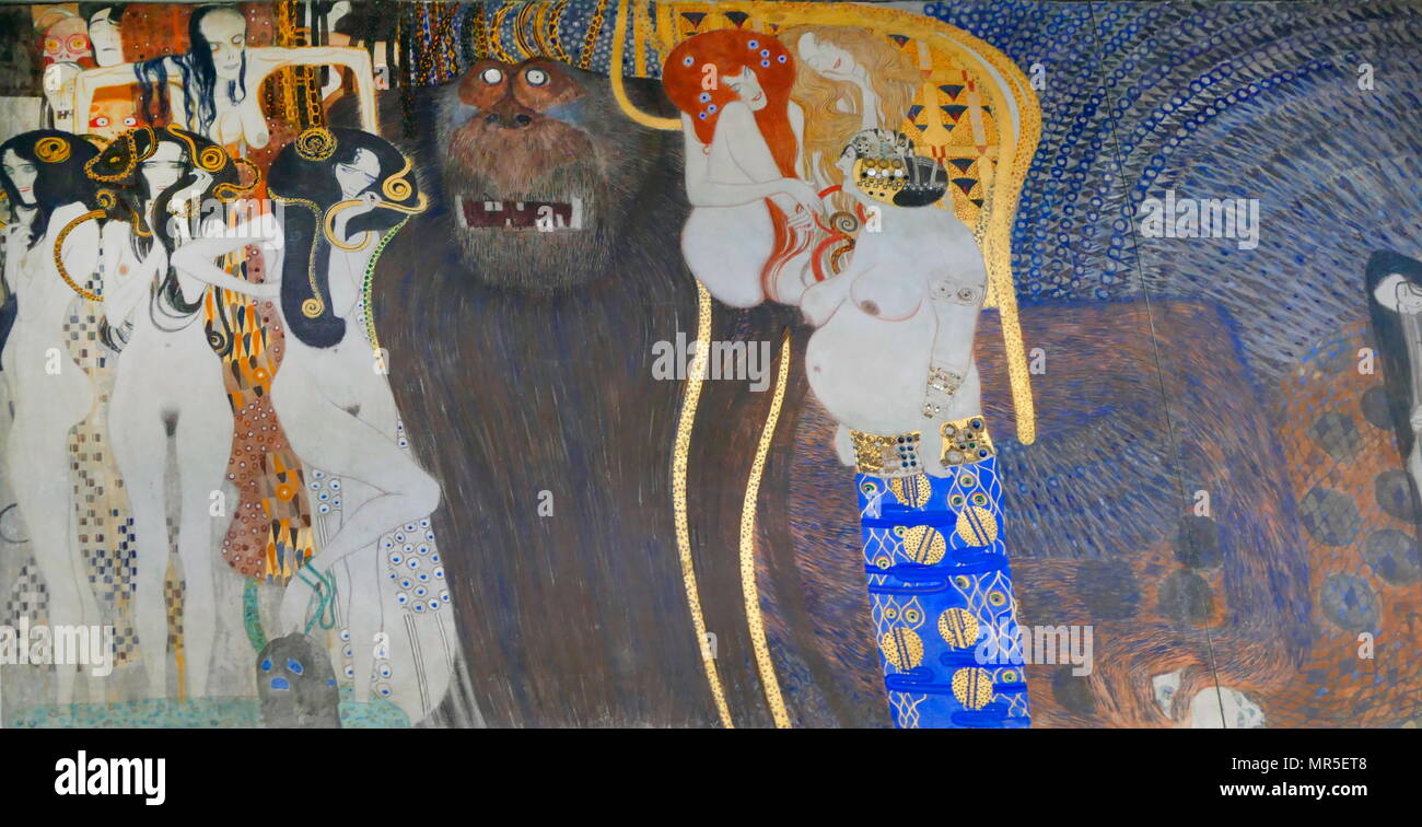 La frise de Beethoven est une peinture de Gustav Klimt en exposition dans le bâtiment de la Sécession, Vienne, Autriche. En 1901, Klimt peint la Frise Beethoven de Vienne pour la 14e exposition sécessionniste dans la célébration du compositeur. Destiné à l'exposition seulement, la frise a été peint directement sur les murs avec des matériaux légers. La frise illustre le désir humain pour le bonheur dans la souffrance et dans un monde tumultueux qui soutient non seulement avec les forces du mal mais aussi avec des faiblesses internes. Banque D'Images