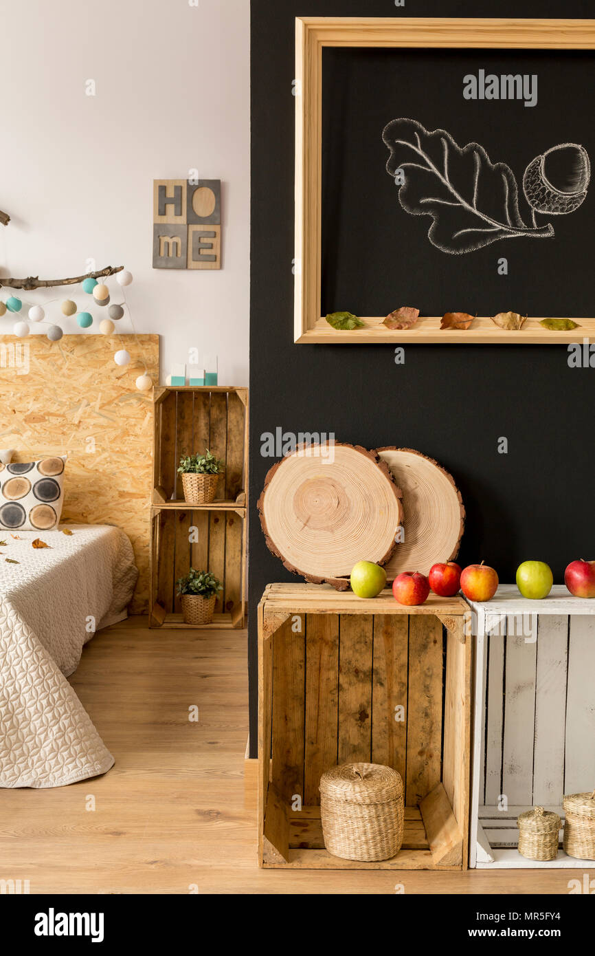 Le thème de l'automne studio appartement décoré avec des caisses en bois et les pommes Banque D'Images