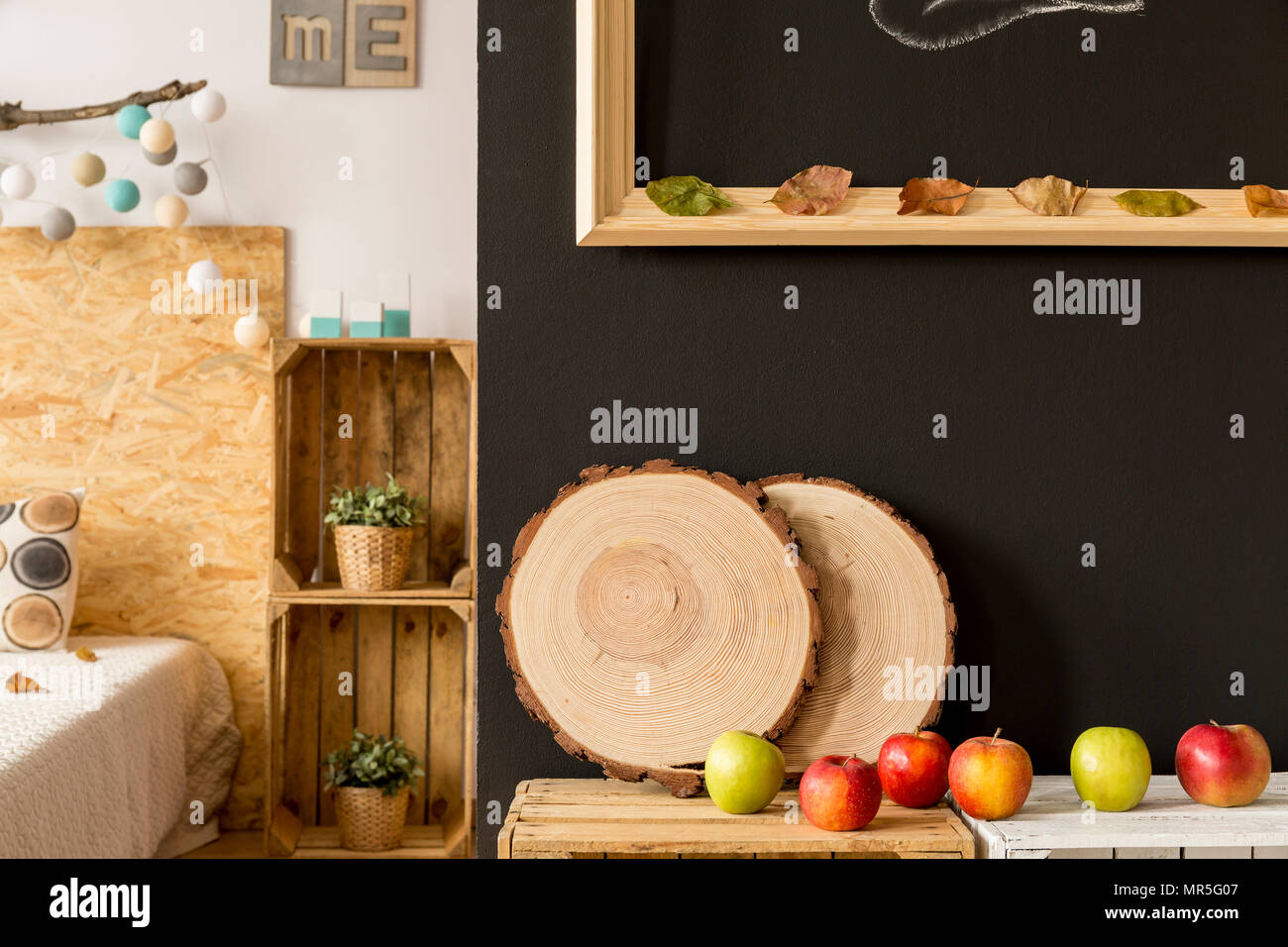 Appartement de Studio style écologique avec des éléments en bois utilisés comme décoration Banque D'Images