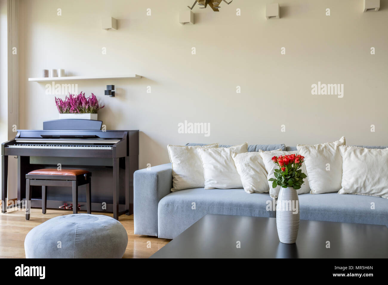 Appartement moderne avec piano et canapé avec coussins Banque D'Images