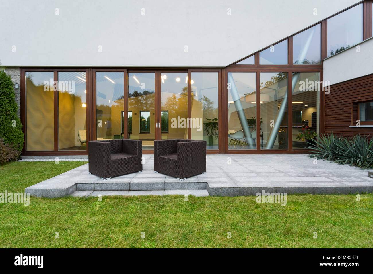 Villa ascétique patio avec chaises en rotin et marbre gris Banque D'Images