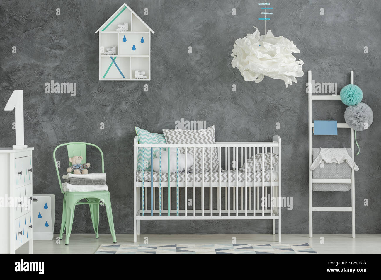 Scandi chambre bébé garçon style gris avec mur et lit bébé Banque D'Images