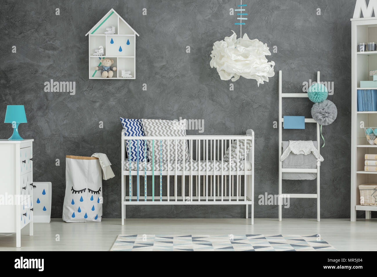 Chambre bébé gris blanc avec lit bébé et commode Banque D'Images
